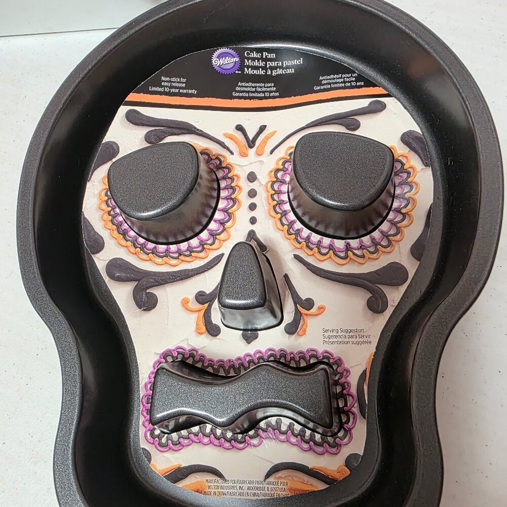 3 Wilton Halloween cake pans
